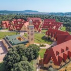 Ifrane, „Mica Elveție” a Marocului, impresionează prin bulevardele sale împădurite, lacurile cristaline, arhitectura alpină și parcurile fermecătoare.