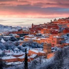 Iarna, Ifrane se transformă într-un peisaj de basm acoperit de zăpadă, cu temperaturi scăzute, Munții Atlas și pârtii perfecte pentru plimbări și schi.