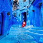 Medina albastră din Chefchaouen învăluie vizitatorii cu străduțele sale vopsite în albastru cerului, o atmosferă liniștită și culori care povestesc istorie, spiritualitate și artă locală.