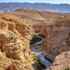 Între munți și deșerturi, canionul Midelt oferă peisaje naturale nealterate și formațiuni geologice unice.