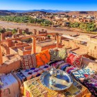 La ksarul Aït Ben Haddou, o scurtă oprire permite să savurezi un ceai panoramic admirând turnurile din pământ roșu, satele berbere și dealurile din jur.