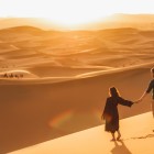 La răsărit, plimbarea printre dunele din Merzouga oferă lumini aurii, liniștea deșertului și priveliști spectaculoase peste întinderile vaste de nisip.