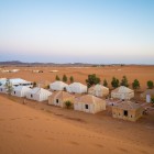 La Merzouga, taberele de corturi din deșert oferă o experiență autentică printre dunele Saharei, apusuri spectaculoase și tradiții berbere.