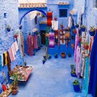 A face cumpărături pe străduțele medinei din Chefchaouen este o experiență senzorială, plină de culori vii, arome condimentate și artizanat local bogat în tradiție.