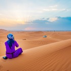 La Merzouga, răsăritul colorează dunele în auriu și portocaliu, oferind priveliști unice, liniștea deșertului și atmosfere sugestive între nisip și cer.