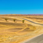 Drumul Erfoud-Merzouga traversează peisaje desertice spectaculoase, oaze și sate berbere, conectând orașul cu dunele mărețe ale Saharei marocane.