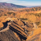 Pasul Tizi n’Tichka leagă Marrakech de deșert, traversând Atlasul Înalt, cu serpentine panoramice, văi adânci și priveliști spectaculoase asupra satelor berbere.