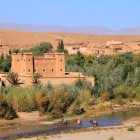 Valea Trandafirilor, străbătută de râul Dades, găzduiește kasbah-uri antice, culturi de trandafiri și peisaje spectaculoase printre munți și sate tradiționale.