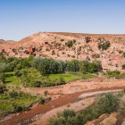 Orașul Azrou se distinge printre păduri verzi, case în stil berber și peisaje naturale impresionante din Atlasul Mijlociu.