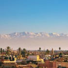 Sosirea în Marrakech dezvăluie orașul la poalele Munților Atlas, cu medina ocru, palmieri și minarete care se ridică printre aleile animate.