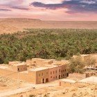 Sosirea în Erfoud, un oraș din sud-estul Marocului, la marginea Saharei, faimos pentru palmierii săi, dunele aurii și atmosfera autentică și animată.