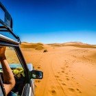 Excursie opțională cu 4x4 la Merzouga pentru a admira răsăritul peste dunele aurii ale Saharei, printre liniști infinite și peisaje deșertice uluitoare.