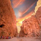 Defileurile Todra oferă pereți stâncoși de până la 300 de metri înălțime - un canion spectaculos în inima Atlasului Înalt, apreciat de drumeți și alpiniști.
