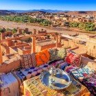 Ait Ben Haddou oferă terase panoramice unde poți savura ceai marocan admirând kasbah-urile, văile și Munții Atlas din jur.