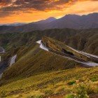 Pasul Tizi n’Tichka, printre Munții Atlas Înalt, oferă priveliști spectaculoase, curbe panoramice și peisaje montane care leagă Marrakech de sudul Marocului.