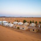 Tabăra cu corturi din Merzouga este situată printre dunele Saharei, oferind o experiență autentică sub cerul înstelat și atmosfera deșertică.