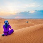 La Merzouga, răsăritul în deșert colorează dunele în nuanțe aurii, oferind priveliști încântătoare în mijlocul liniștii și al unei atmosfere magice.