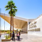Aeroportul Marrakech-Menara se află la câțiva kilometri de centrul orașului, având o arhitectură modernă inspirată din motivele tradiționale marocane și conexiuni internaționale.