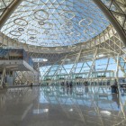 Interioarele aeroportului Marrakech-Menara îmbină designul modern cu detalii marocane, având spații largi și luminoase și acces la porți prin pereți de sticlă panoramici.