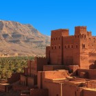 În Valea Draa se ridică kasbah-uri vechi din pământ roșu, înconjurate de palmieri și sate berbere, martori ai istoriei și arhitecturii tradiționale marocane.