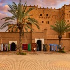 Kasbah-ul Taourirt din Ouarzazate este o fortăreață istorică din pământ roșu, simbol al arhitecturii marocane și al bogatului patrimoniu cultural al orașului.