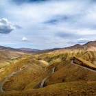 Pasul Tizi n’Tichka traversează Munții Atlasul Înalt, cu serpentine panoramice, munți spectaculoși și sate berbere încadrate între stânci și văi.