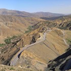 Drumul panoramic din Atlasul Înalt către Marrakech, din Ouarzazate, trece prin serpentine printre munți, văi și sate berbere, oferind priveliști uimitoare asupra peisajului montan.