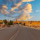 Străzile din Ouarzazate se întind printre kasbah-uri istorice, palmieri și clădiri ocru, legând orașul de deșert și Munții Atlas Înalt.