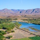 Râul Draa traversează oaze și păduri de palmieri, hrănind sate tradiționale și creând peisaje unice în inima deșertului marocan.