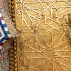 Detalii ale lucrărilor de prelucrare ale ușii de la intrarea în Palatul Regal din cartierul Fes Jdid din Maroc