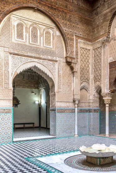 Medersa Al-Attarine, bijuteria din Fès: madrasa istorică cu mozaicuri rafinate și arhitectură islamică unică de admirat în Maroc.