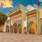 Palatul Regal din Fès, cu porțile sale aurii și mozaicuri rafinate, este un simbol al măreției și al artei tradiționale marocane care datează din secolul IX.