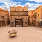 Atlas Film Studios din Ouarzazate, cunoscut ca „Hollywood-ul Marocului”, este unul dintre cele mai mari studiouri din lume, cu platouri deșertice vaste și kasbah-uri folosite în filme epice și seriale internaționale.
