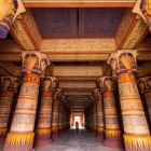 La Atlas Film Studios din Ouarzazate se găsesc platouri reconstruite în stil egiptean, cu temple, coloane și scenografii istorice folosite pentru filme și producții internaționale.