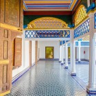 Porticul Palatului Bahia fascinează cu coloane sculptate, arcade armonioase și detalii andaluze care evocă arta maură din Marrakech.