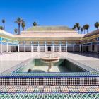 Curtea interioară a Palatului Bahia dominată de o fântână de marmură, simbol al armoniei maure, înconjurată de motive geometrice și stucaturi florale.