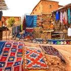 În micuțul souq din Aït Ben Haddou se găsesc artizanat local, țesături berbere, condimente și ceramică—comori autentice ale tradiției marocane.