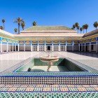Curtea interioară a Palatului Bahia încântă cu mozaicuri colorate, arcade sculptate și o fântână centrală care reflectă eleganța maură.
