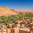Tinghir, o oază între munții Atlas, oferă priveliști impresionante asupra palmierilor seculari și a kasbah-urilor din cărămizi de noroi, simboluri ale arhitecturii berbere.