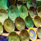 Farfurile ceramice verzi din Tamgroute, cu glazură tipică de cupru, sunt un simbol al artei berbere și al tradiției ceramice din sudul Marocului.