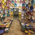 Farfurile colorate din Tamgroute, realizate cu glazuri de cupru în cuptoarele berbere antice, reprezintă o tradiție meșteșugărească unică din sudul Marocului.