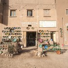 La Tamgroute, expozițiile de ceramică prezintă vase, farfurii și obiecte decorative cu glazură verde tipică, rezultat al unei tradiții meșteșugărești străvechi transmise de-a lungul secolelor.