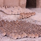 La fabrica de ceramică din Tamgroute, în exterior se văd farfurii și vase necolorate, așezate la soare, în așteptarea glazurii tradiționale verzi.