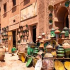 Lângă fabrica din Tamgroute se află magazine care vând ceramică artizanală, inclusiv vase, farfurii și obiecte cu glazură verde caracteristică zonei.
