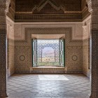 Kasbah-ul Telouet, fosta reședință a familiei Glaoui, păstrează săli decorate cu stucaturi, mozaicuri și lemn sculptat, fiind situat între munții Atlasului Înalt.