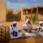 În Khamlia, muzicienii Gnawa cântă la tobe și la instrumente tradiționale, creând atmosfere unice în inima deșertului Erg Chebbi.