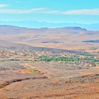 De sus, Valea Ounila dezvăluie un peisaj de coline și văi, cu sate berbere și kasbah-uri din pământ roșiatic ce se îmbină armonios cu natura înconjurătoare.