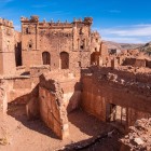 Ruinele kasbah-ului Telouet amintesc de dinastia Glaoui și de rolul strategic al fortăreței de-a lungul rutelor comerciale din Atlas.