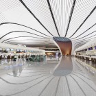 Terminalul aeroportului din Beijing oferă facilități moderne, zone comerciale, restaurante și conexiuni eficiente pentru o experiență de călătorie comodă și rapidă.