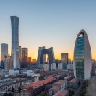 De la apus, zgârie-norii din Beijing se aprind, creand o priveliste panoramica spectaculoasa intre lumini calde si arhitectura moderna.